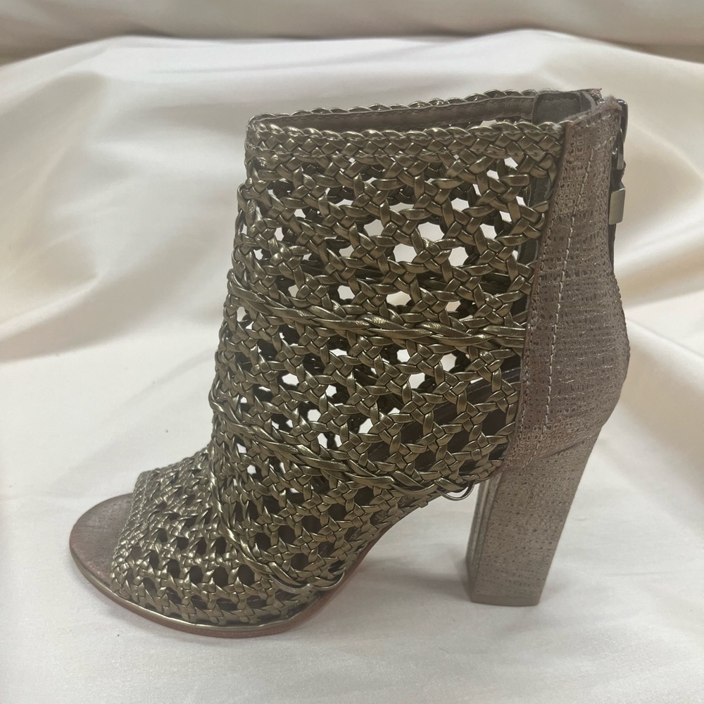Donald J Pliner Kasper Sandal size 6 1/2